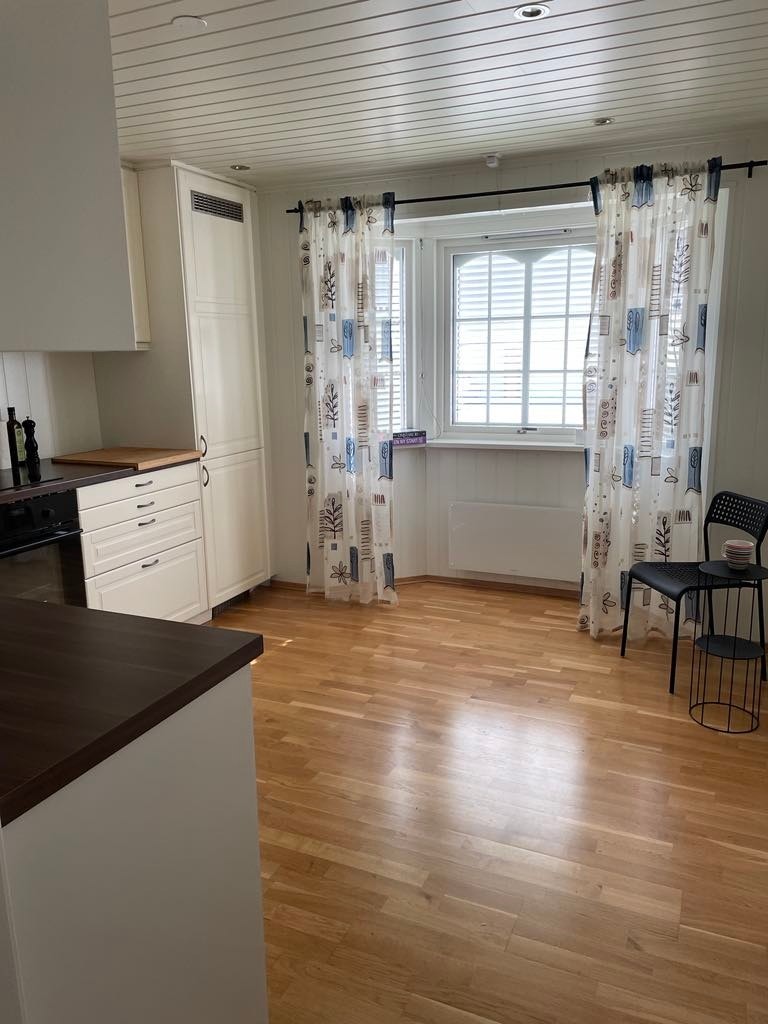 På kjøkkenet er det god plass til spisebord og sittegruppe. Galleribilde