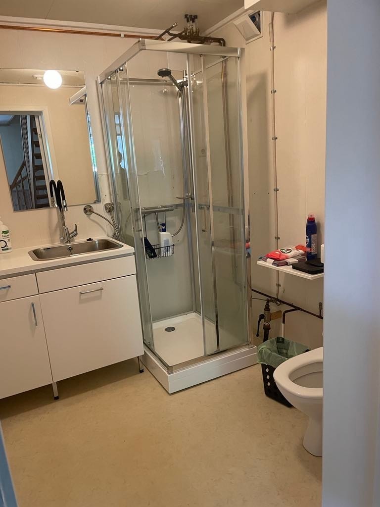 I tilknytning til kjellerstua er det et fullverdig bad. Galleribilde