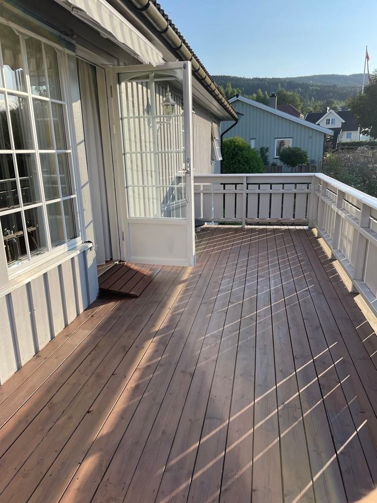 I tilknytning til stuen er det en stor veranda hvor sommerkveldene kan nytes. Galleribilde