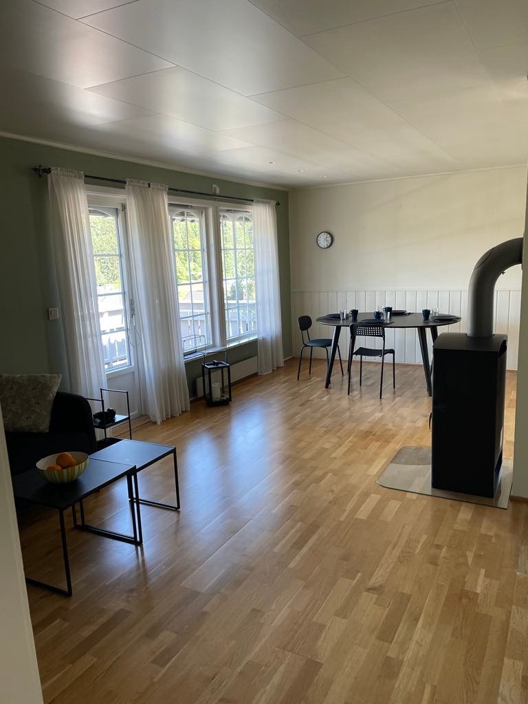 Boligen har stor stue med god plass til sofagruppe og spisested. Galleribilde