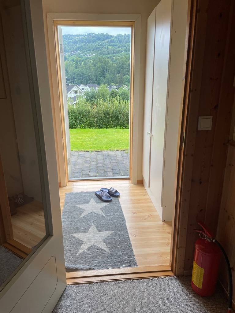 Kjellerstua har egen utgang. Galleribilde