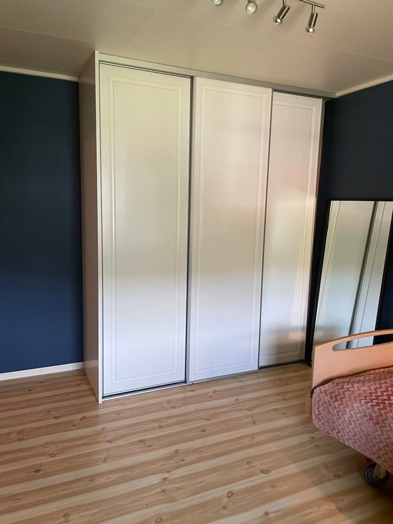 Soverom 1 har integrert garderobe. Galleribilde