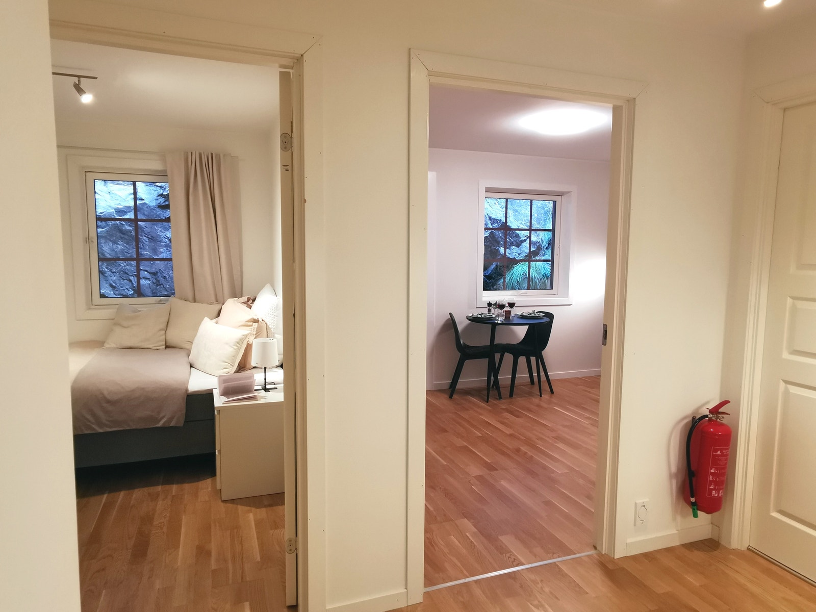 Fra kjøkken mot soverom og stue. Bad til høyre. Galleribilde