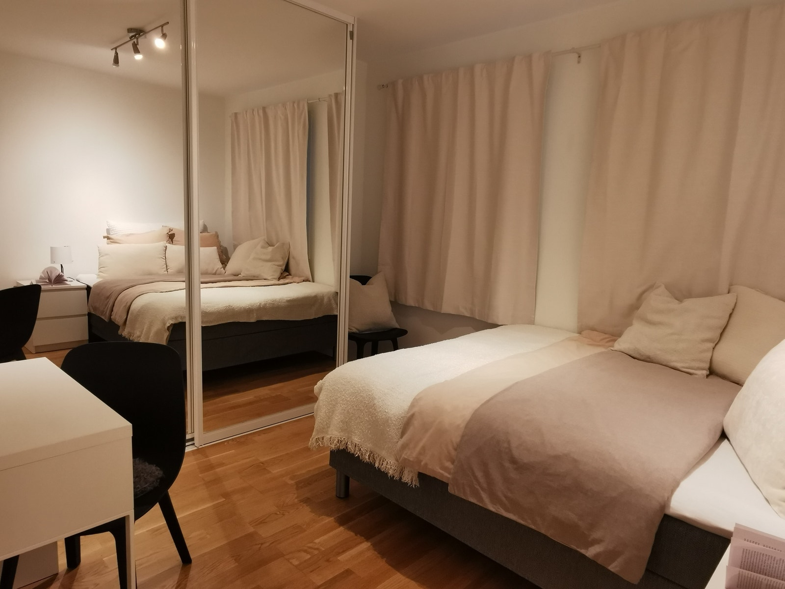 Skyvedørsgarderoben vil bli byttet ut med garderobeskap før utleie pga arbeid med lydisolering i tak og vegger.
Nye lystette gardiner ved to store vinduer. Galleribilde