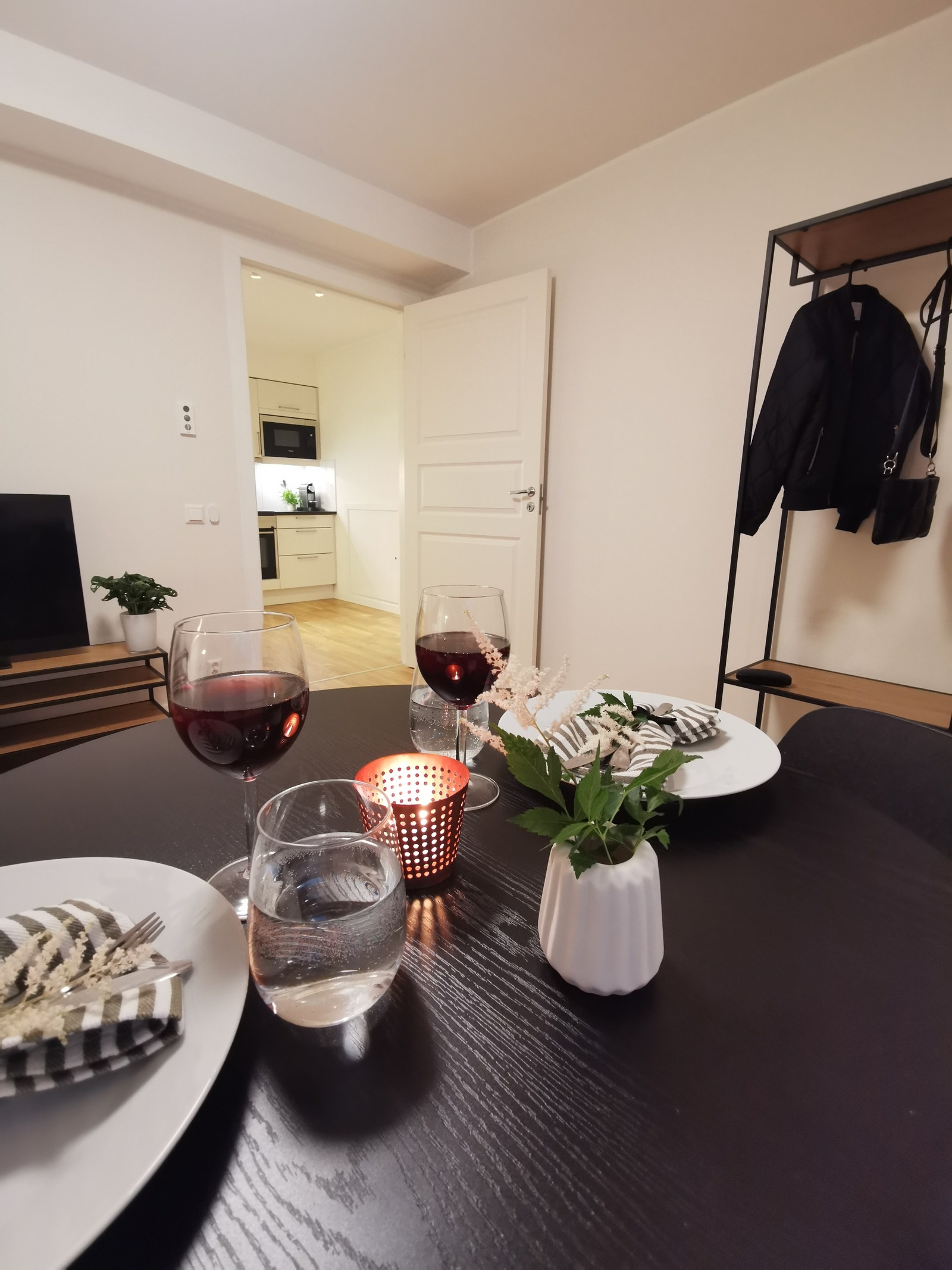 Mulighet for å lukke døren mellom stuen og resten av leiligheten (kjøkken, soverom og bad). Galleribilde