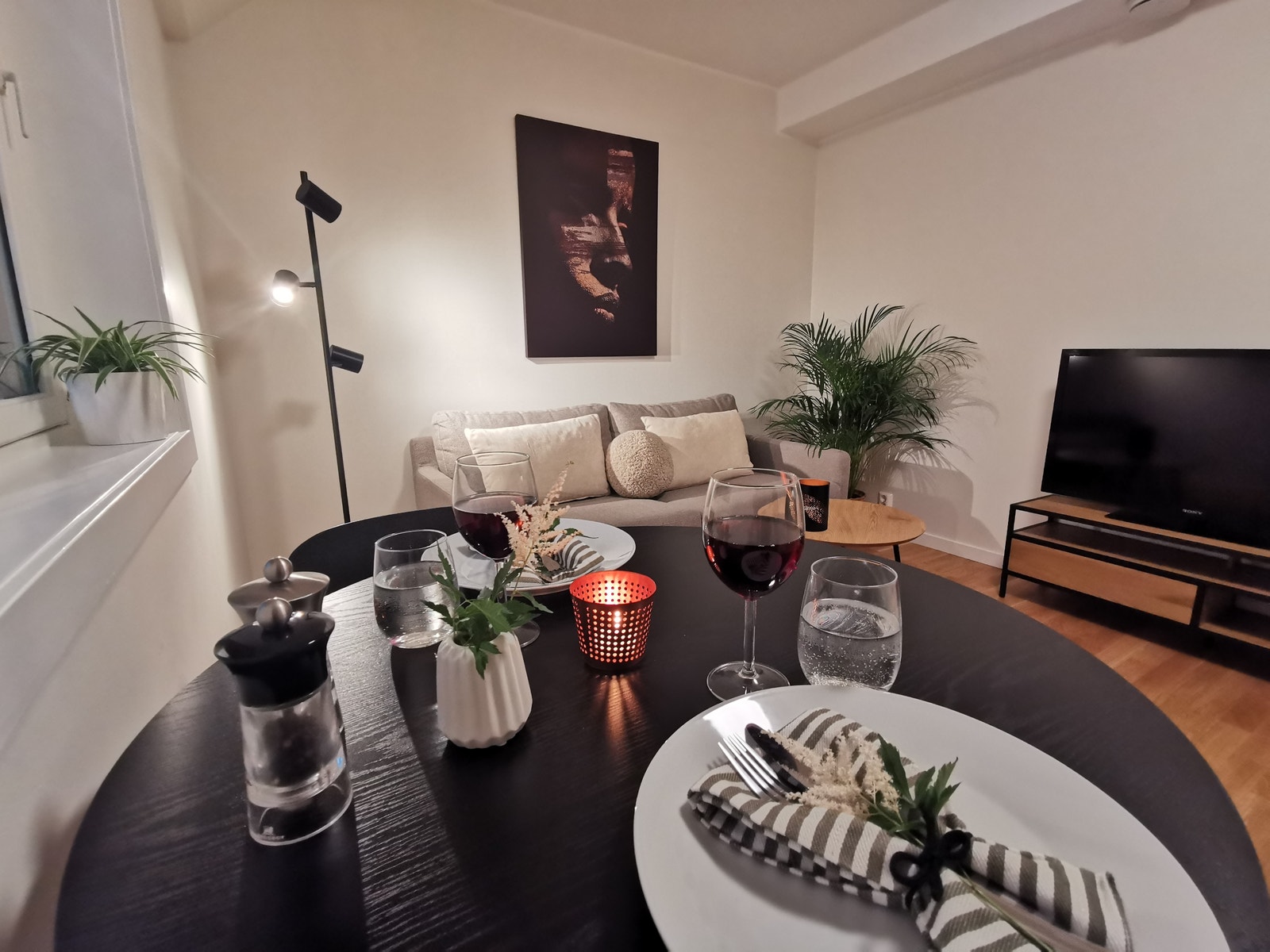 God plass til både sofa, tv-benk og spisebord Galleribilde