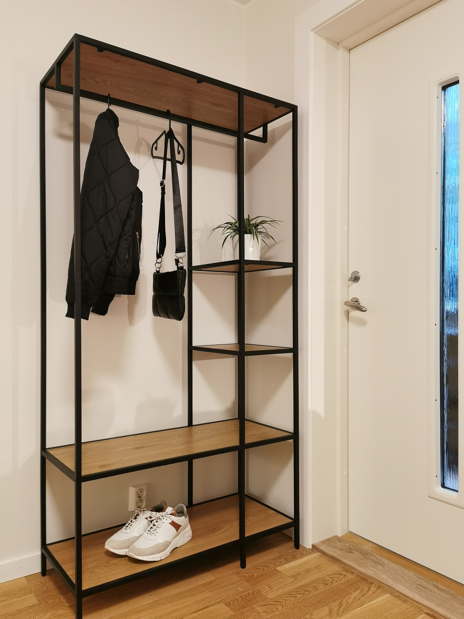 Ny ytterdør. Garderobeløsning. Galleribilde