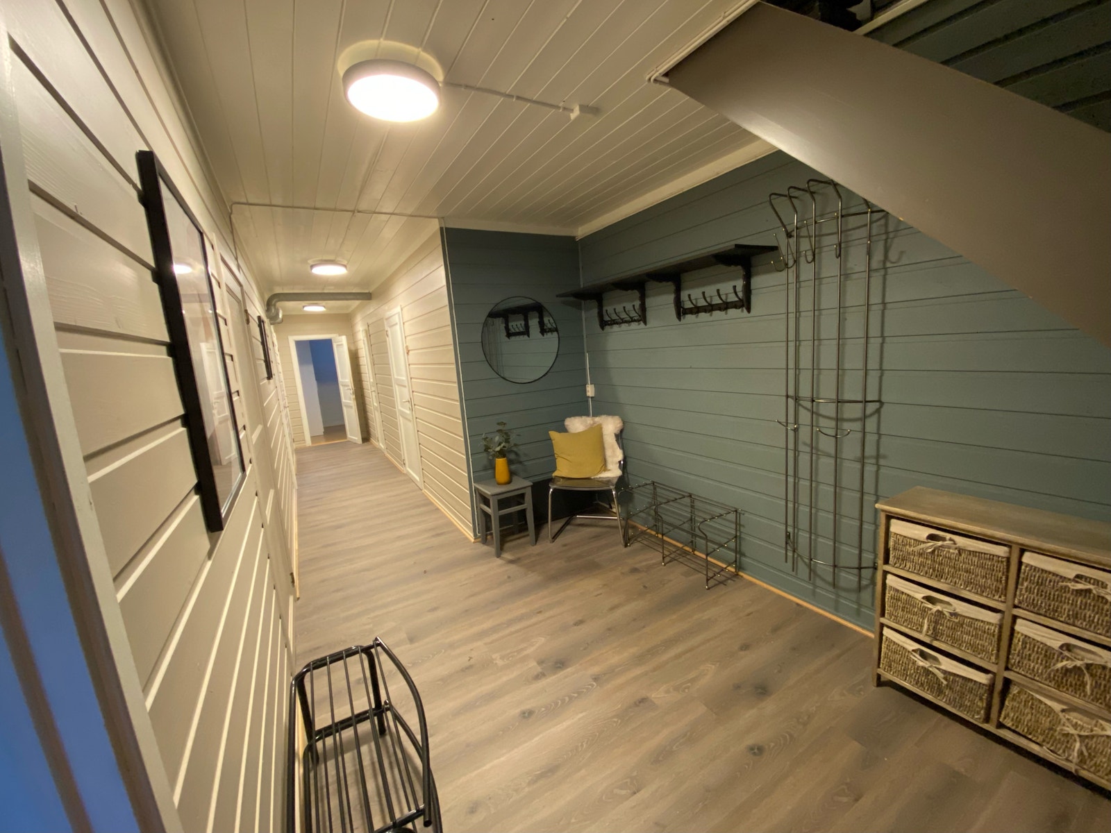 Rommet er plassert nederst i gangen, vegg i vegg med badene. Galleribilde