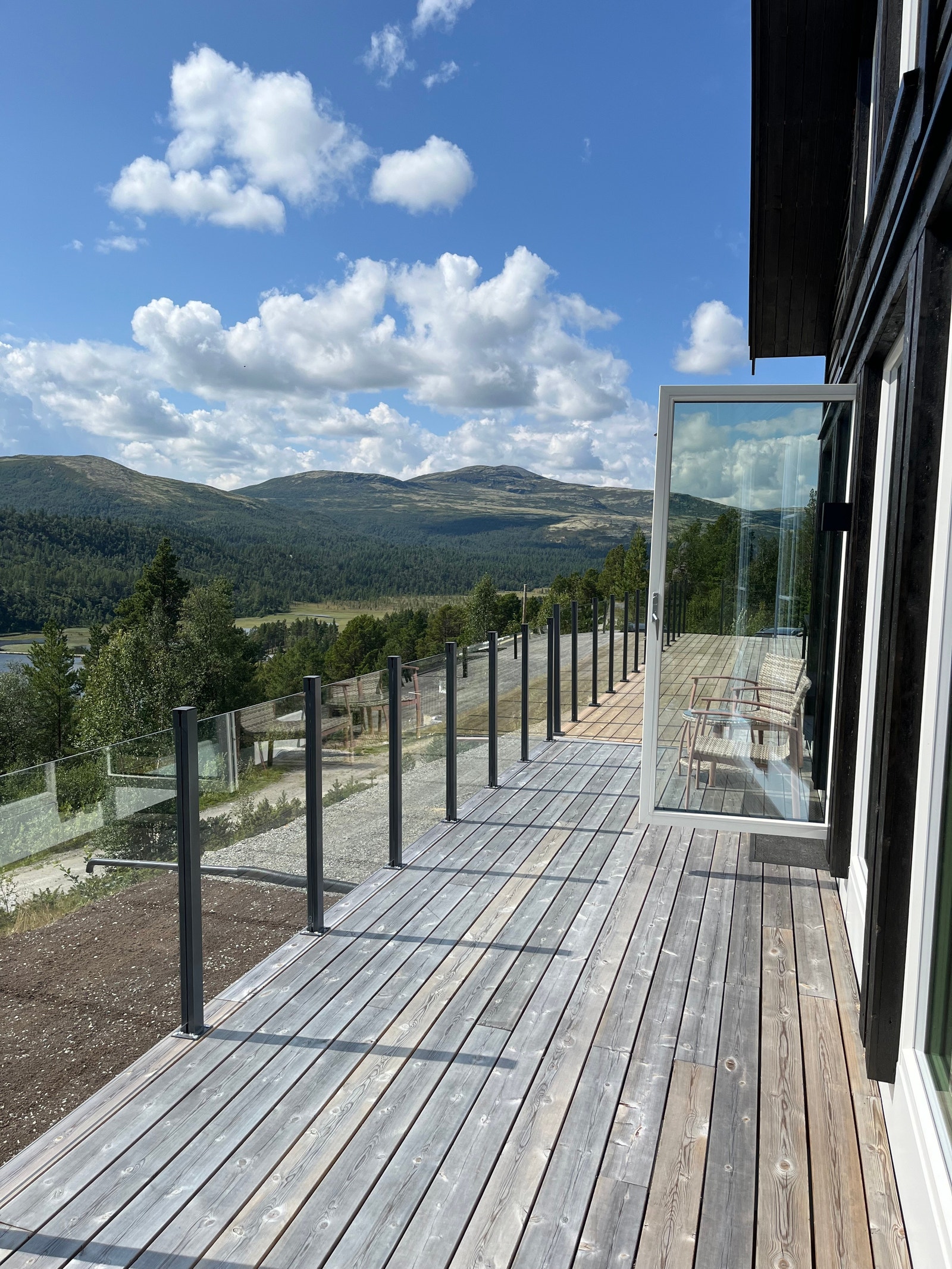 Romslig veranda med utsikt Galleribilde