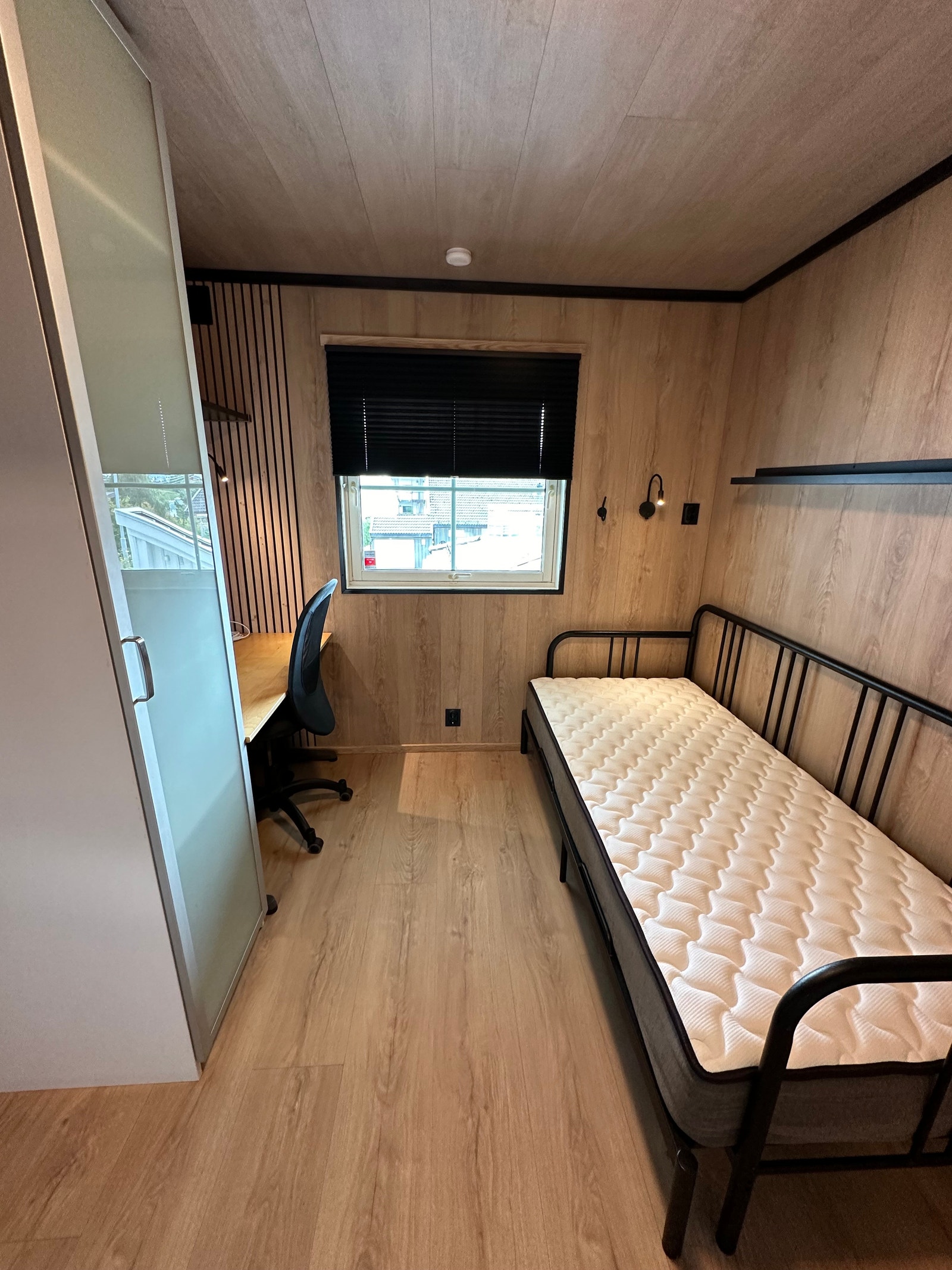 Stort vindu gir mye dagslys Galleribilde