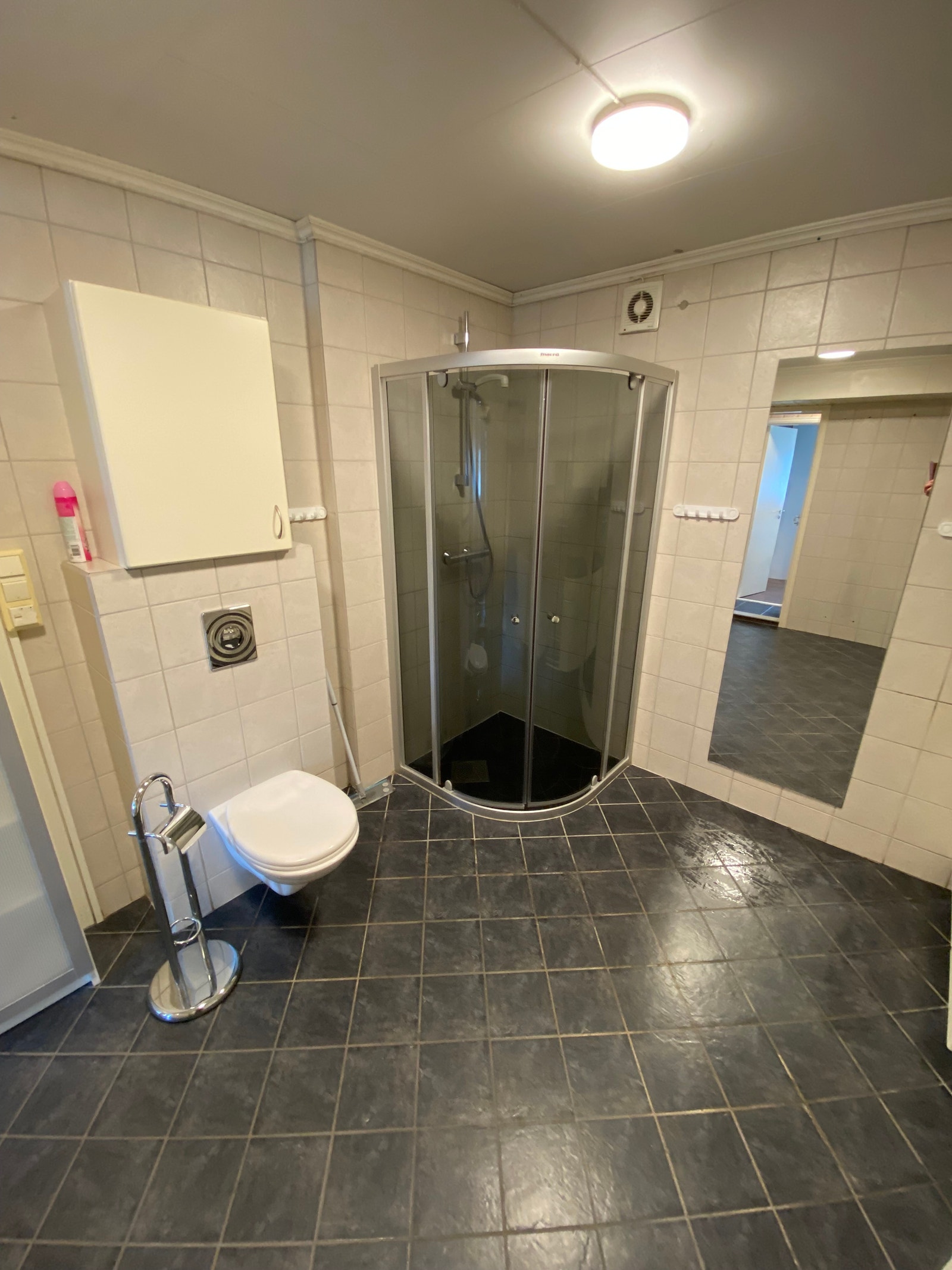 Dusjhjørne og vegghengt wc Galleribilde