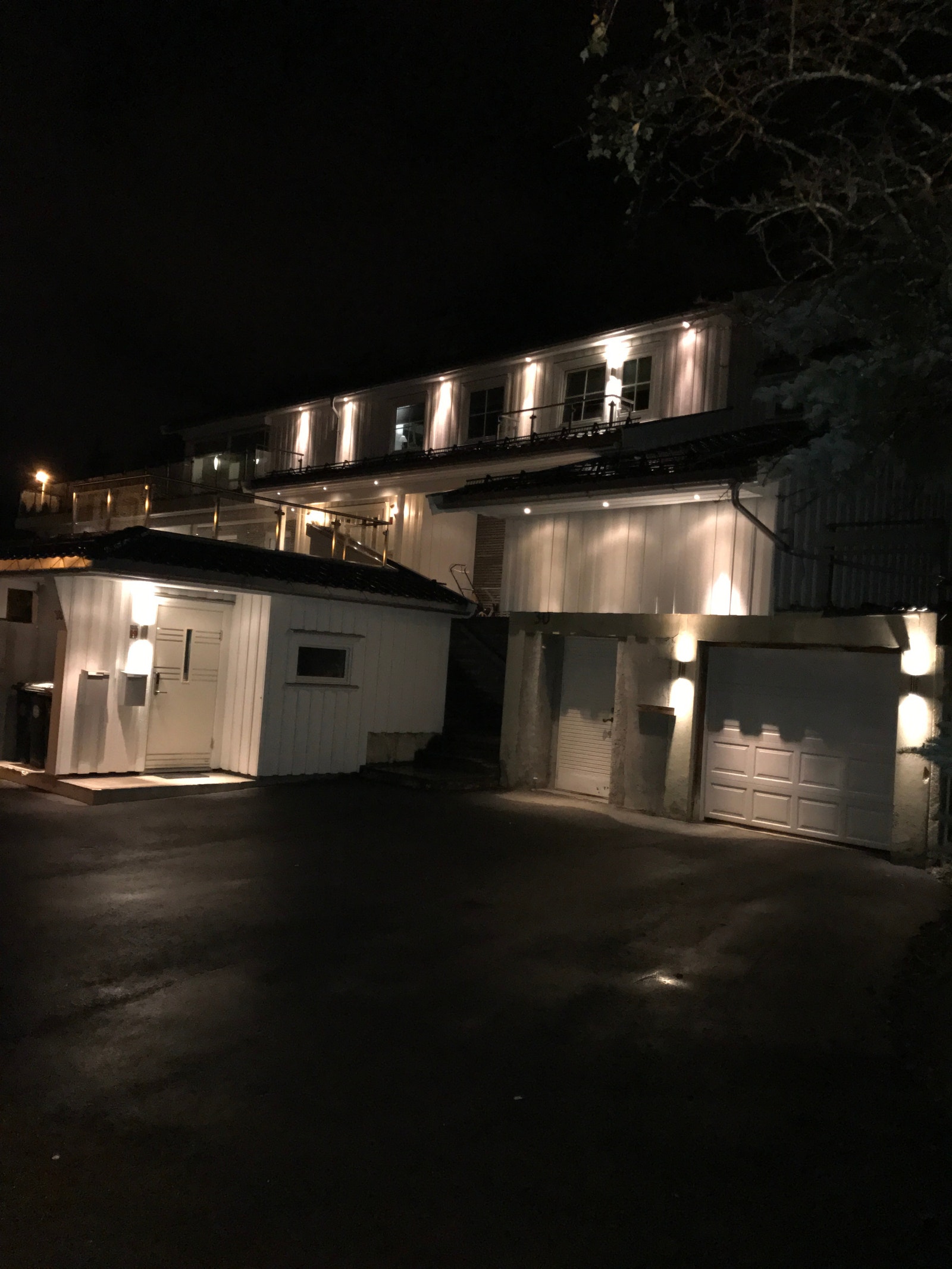 Fasade Moholtlia 30 kveldstid Galleribilde