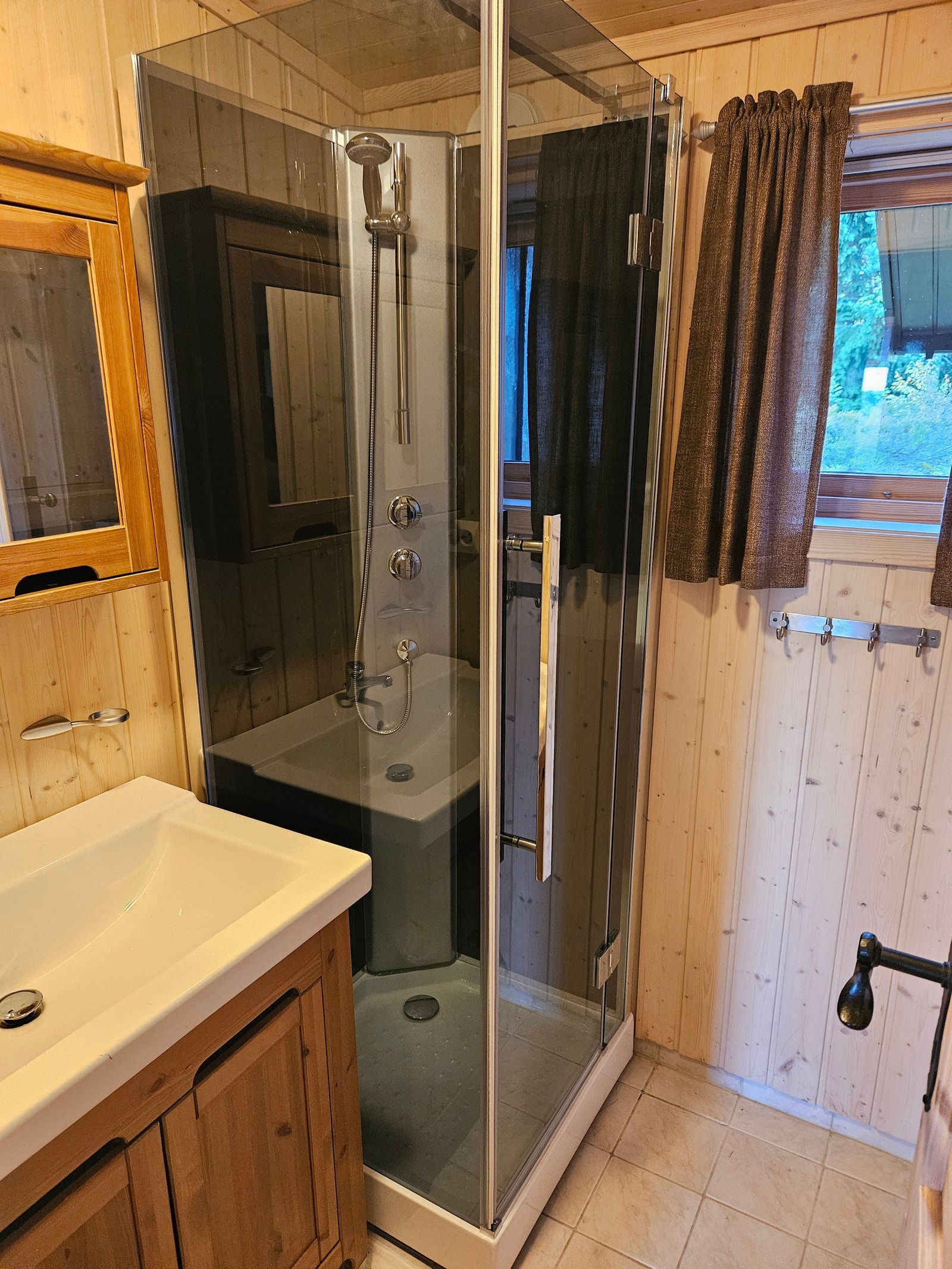 Bad med vask og dusj Galleribilde