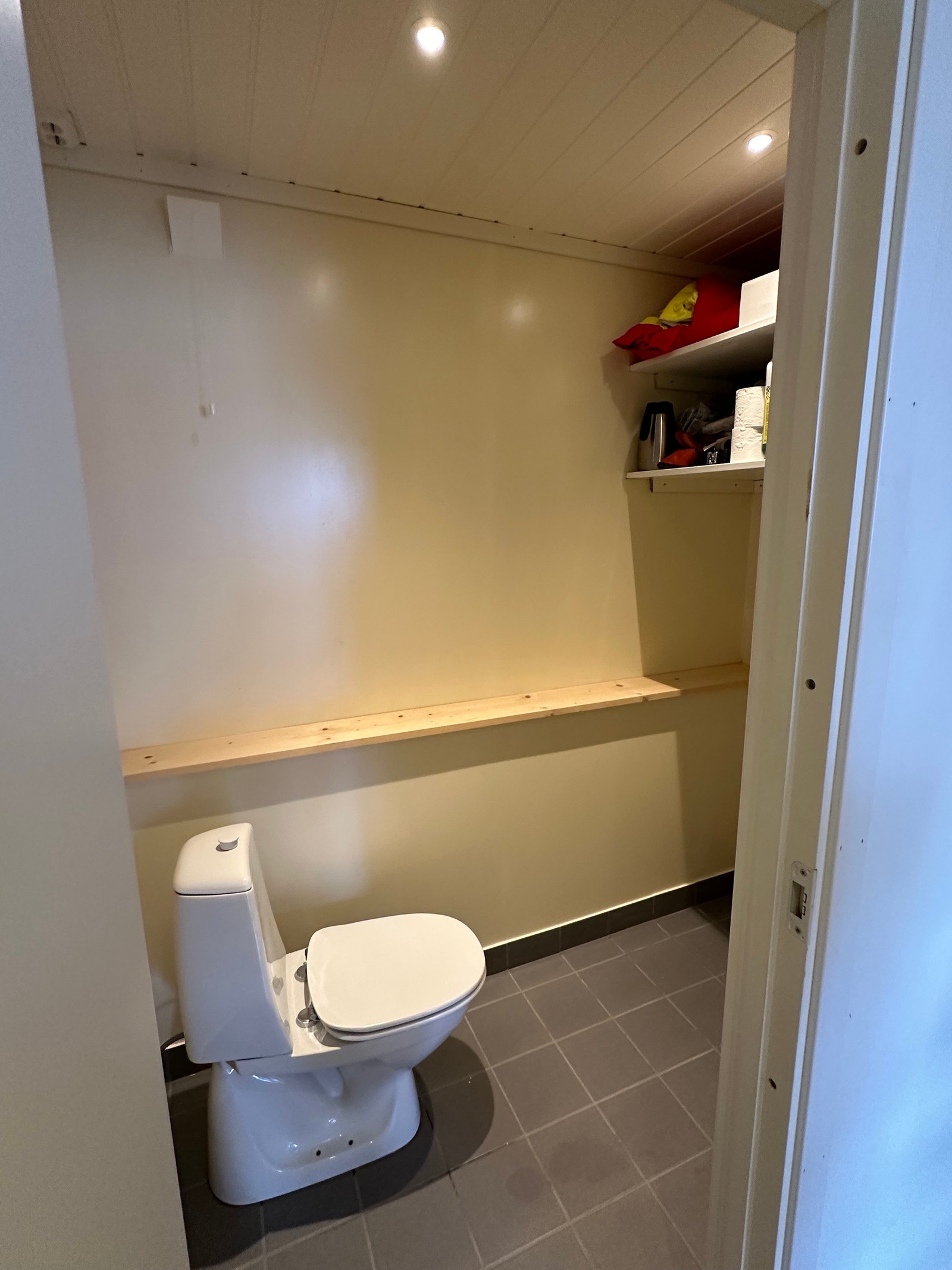 Baderom med avtrekk og gulvvarme Galleribilde