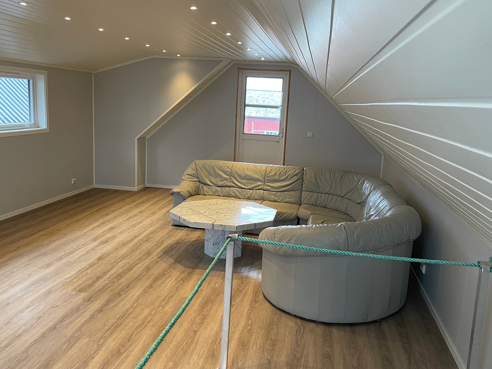 Sofa / bord kan følge med Galleribilde