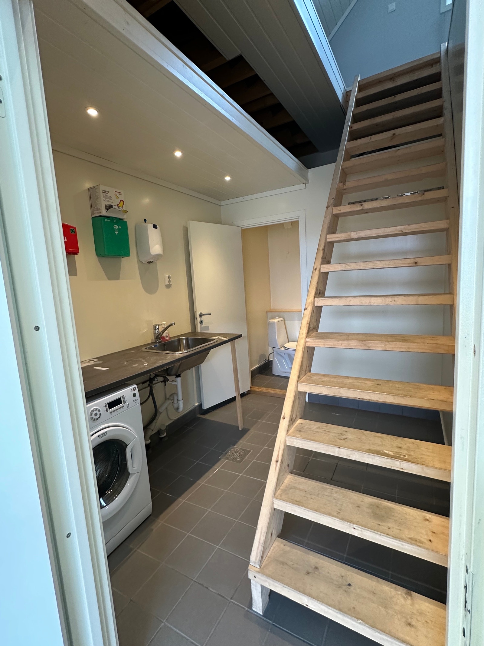 Varmtvannstank, intra vask, og tilkobling til vaskemaskin.
Der er også et repo for lagring av utstyr på taket av bad/vaskerommet. Galleribilde