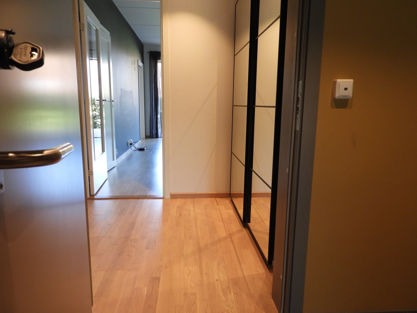 Inngang fra gang utenfor, garderobe i entre Galleribilde