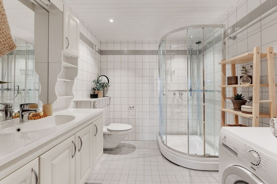 Stort baderom med dusjkabinett fra 2019 og vaskemaksin Galleribilde