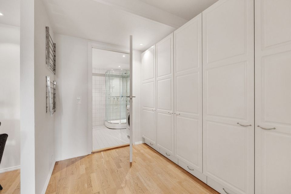 Gang med mye lagringsplass i garderobeløsning Galleribilde