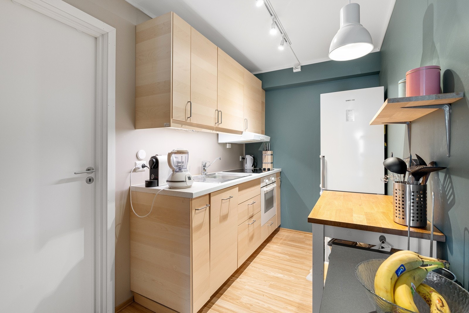 Kjøkken med alle hvitevarer inkludert. Galleribilde