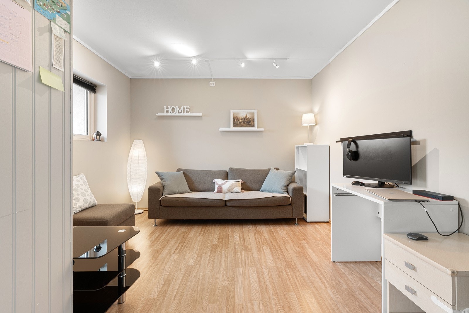 Romslig stue med sofa. Plass til skrivepult her eller på soverommet. Galleribilde