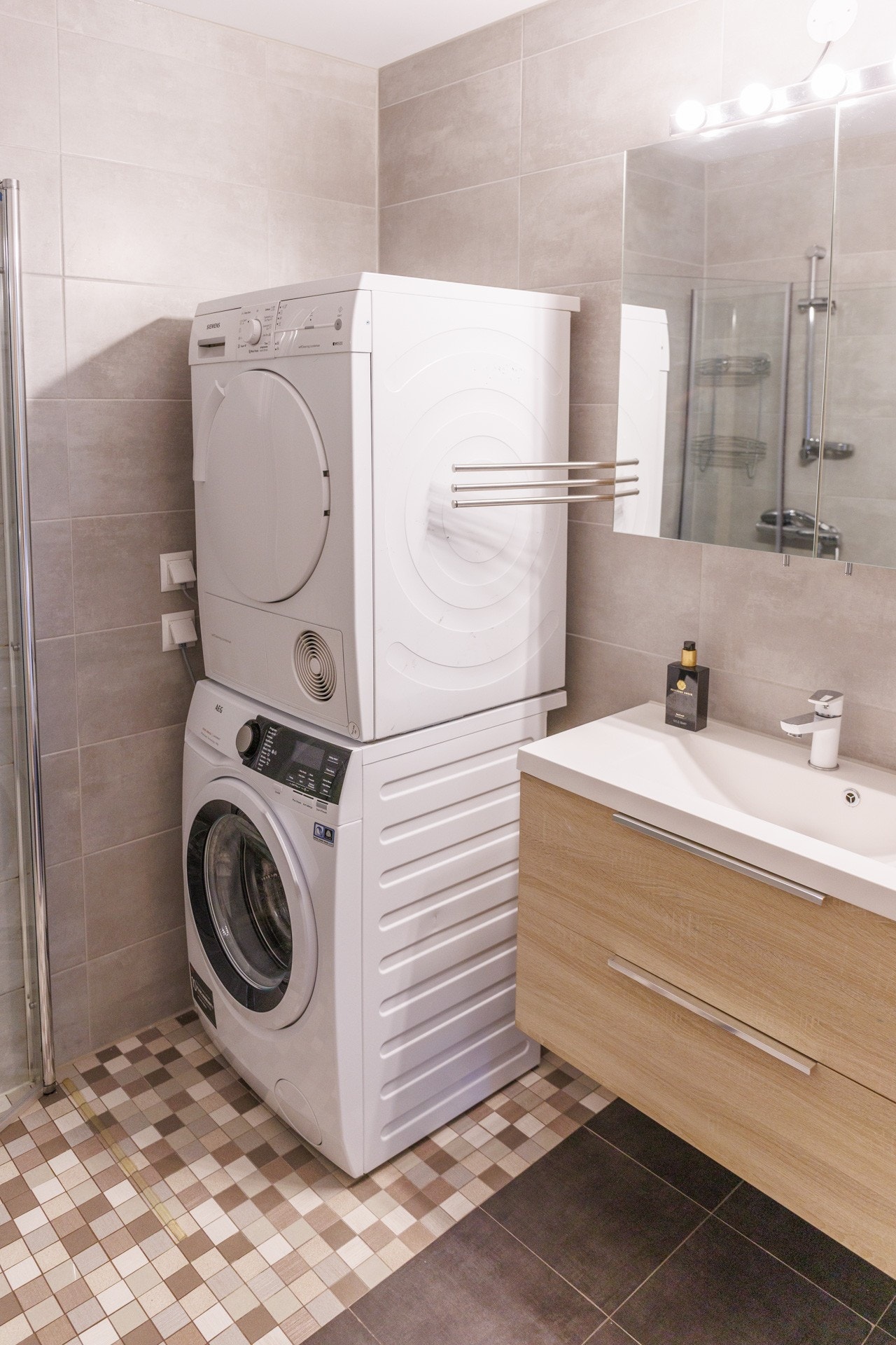 Baderom med vaskemaskin og tørketrommel Galleribilde