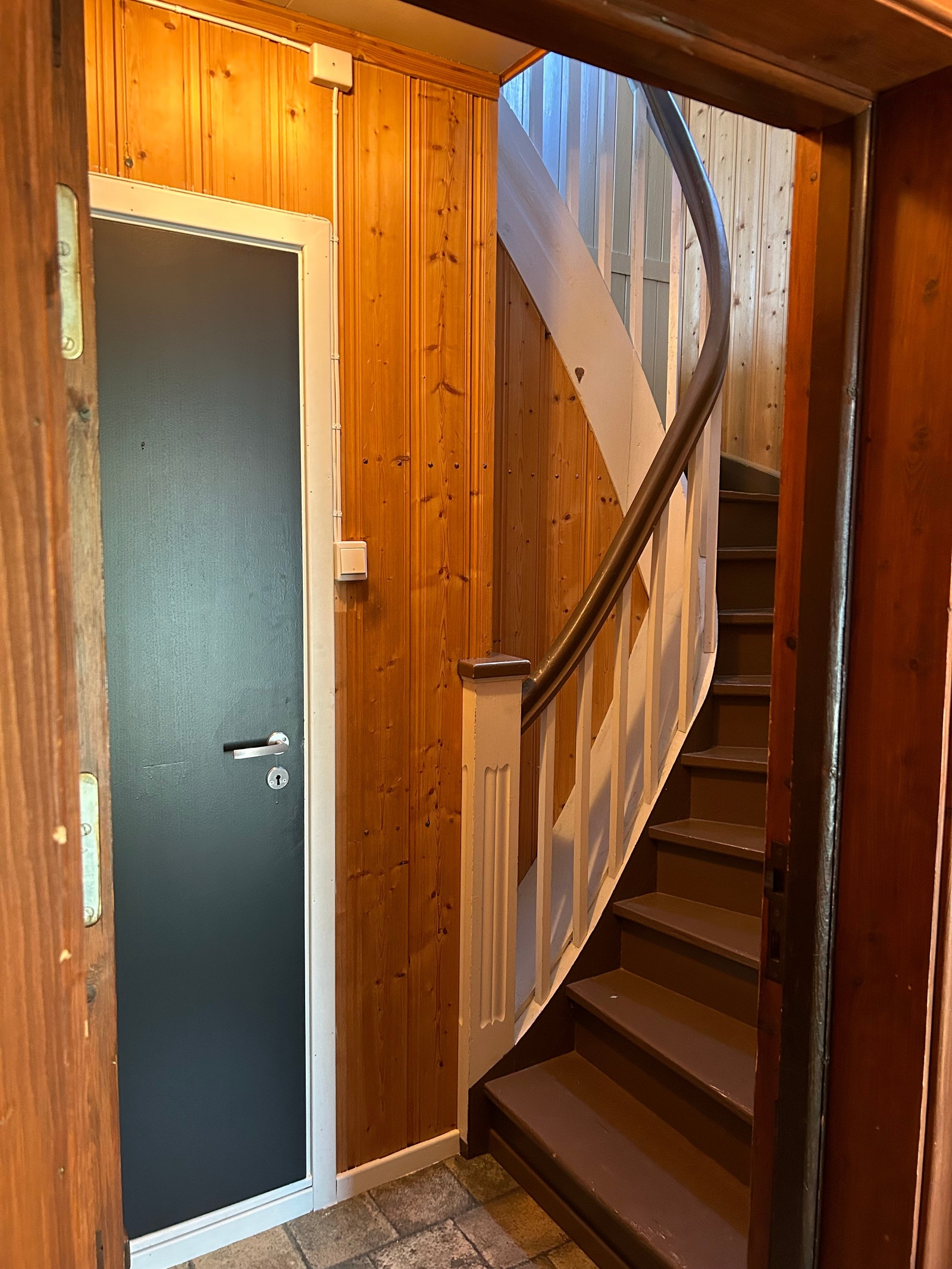 Trappeoppgang, med dør til bad Galleribilde