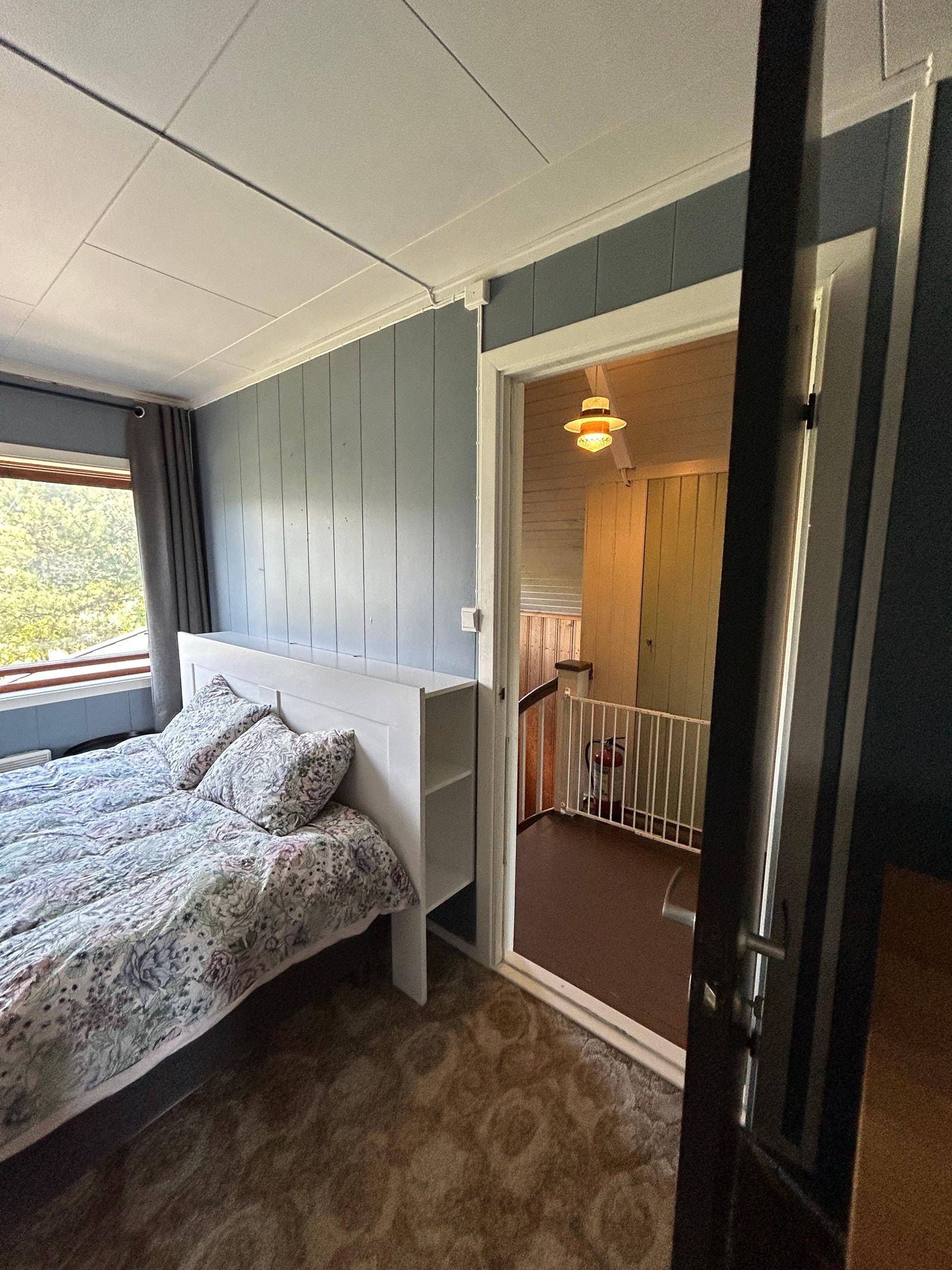 Soverom, med dør til trappeoppgang Galleribilde