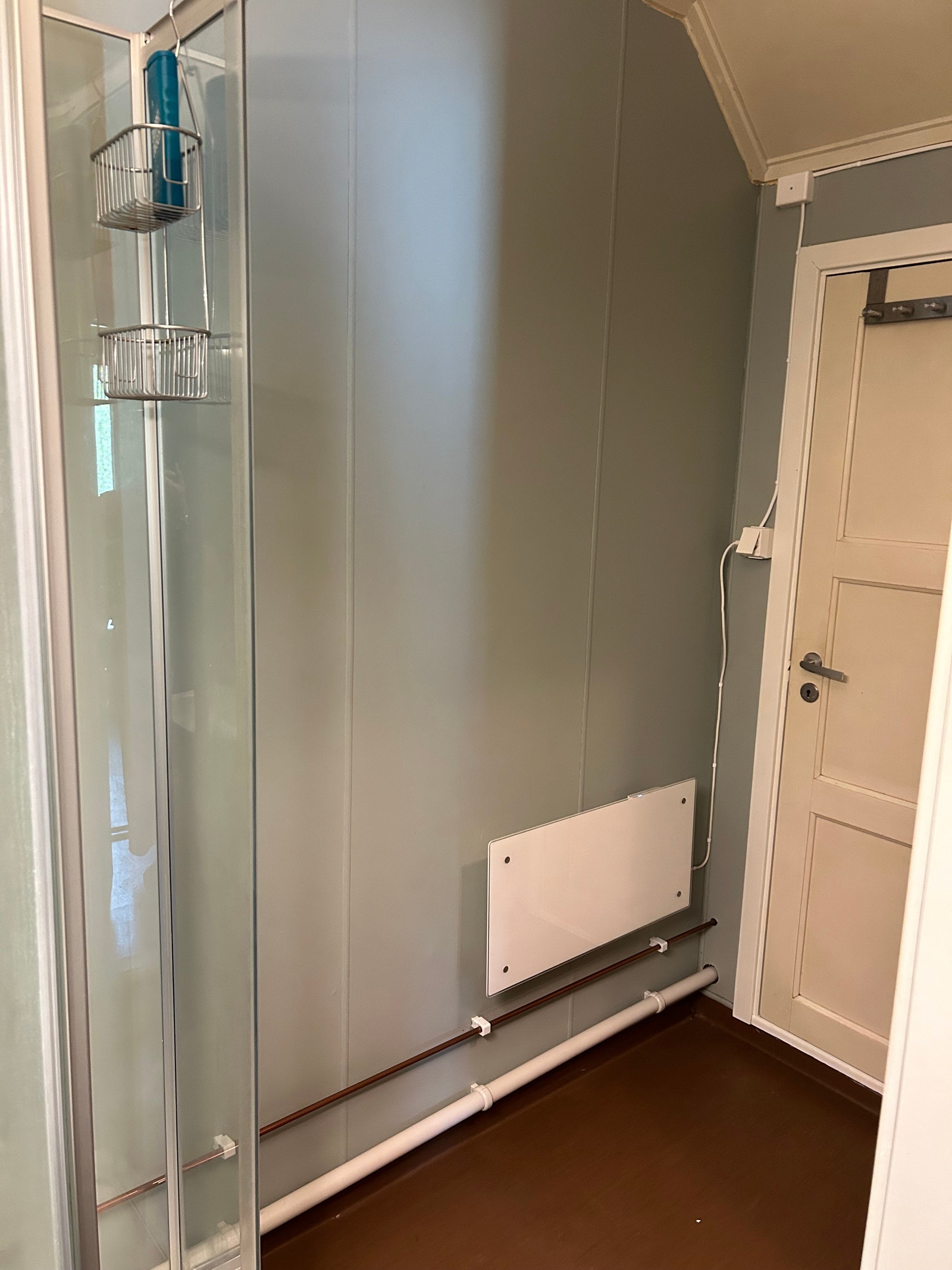 Bad, med dør til vaskerom under trapp Galleribilde