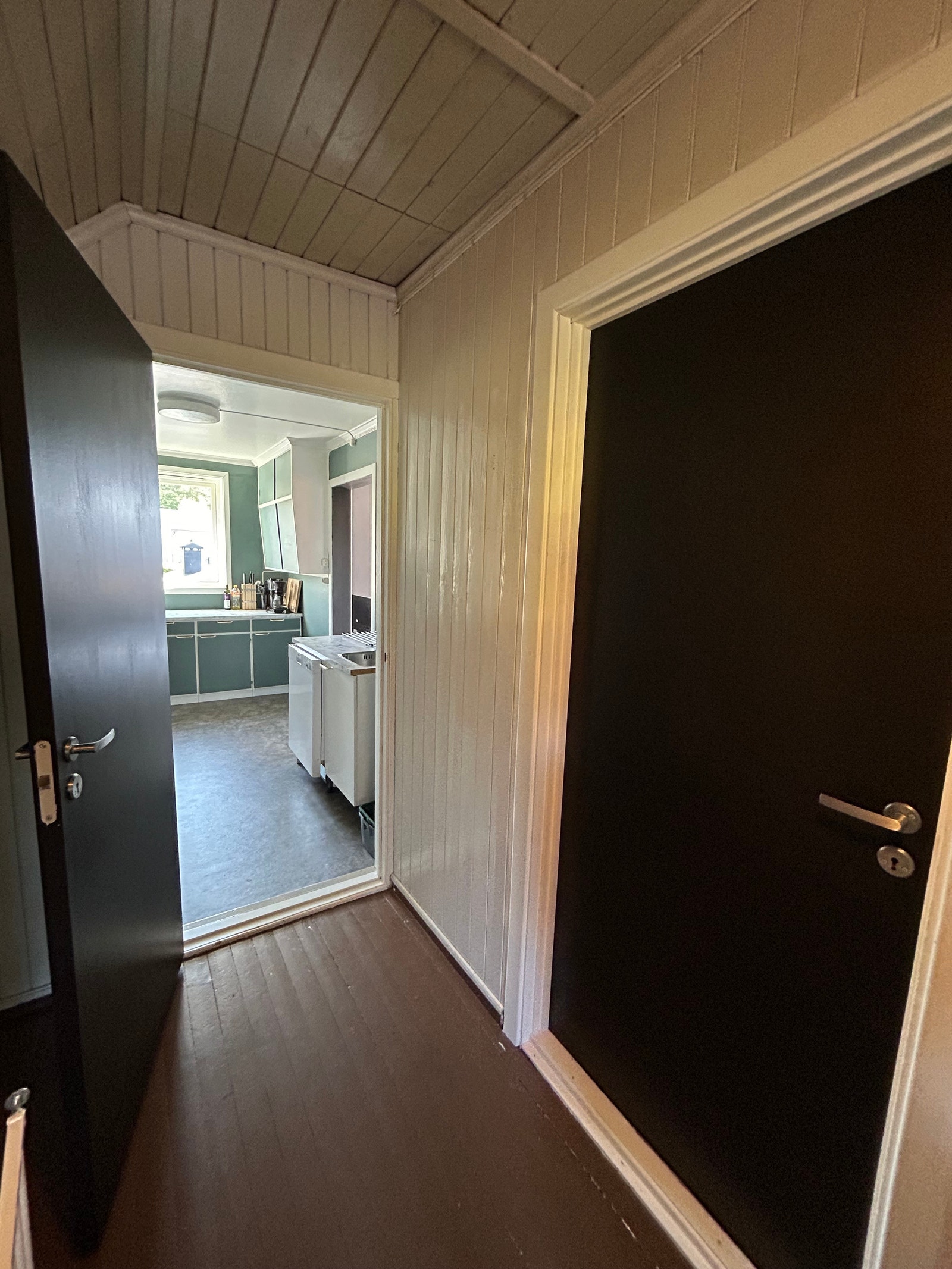 Trappeoppgang, med dør til kjøkken og soverom Galleribilde