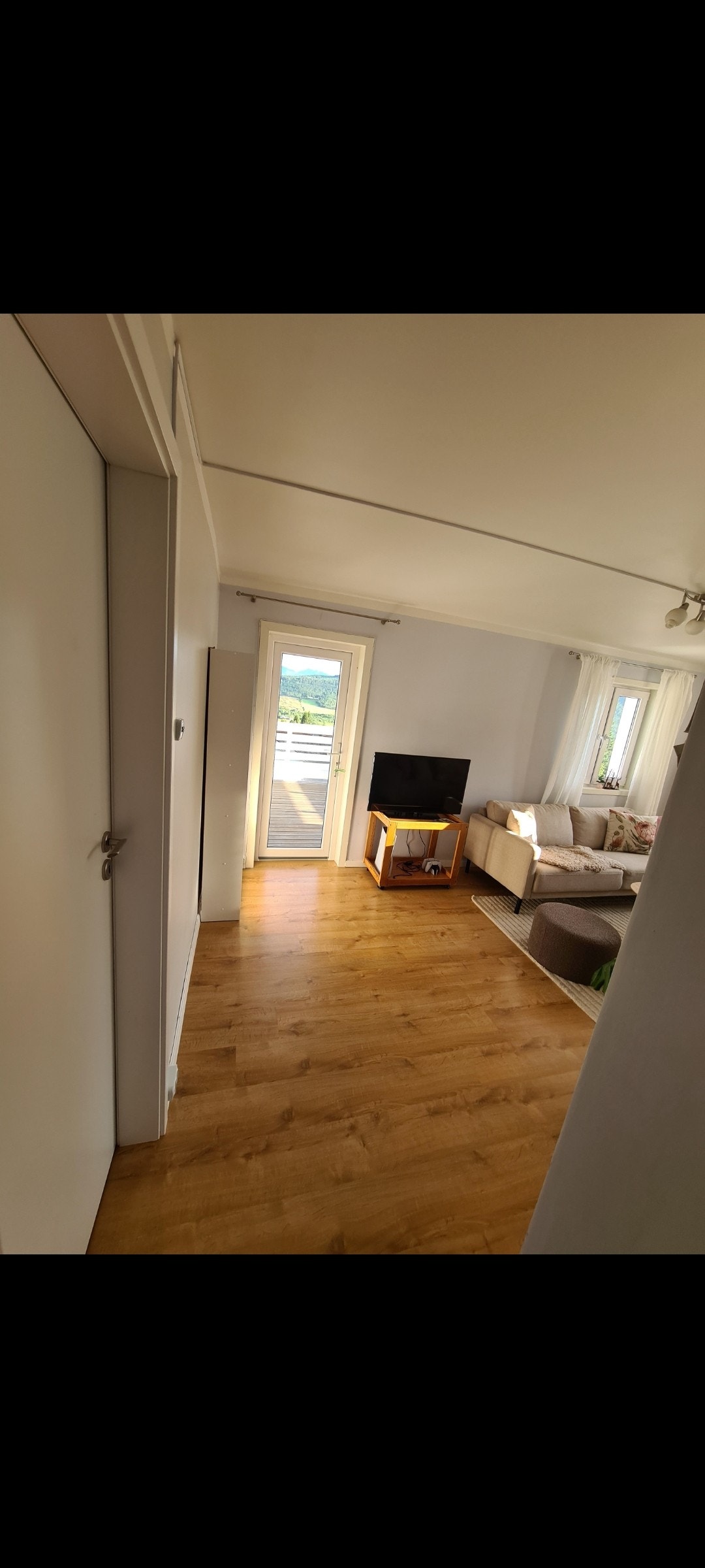 Stua i andre etasje, til venstre døra til soverom, og rett på døra til balkong med flott utsikt Galleribilde