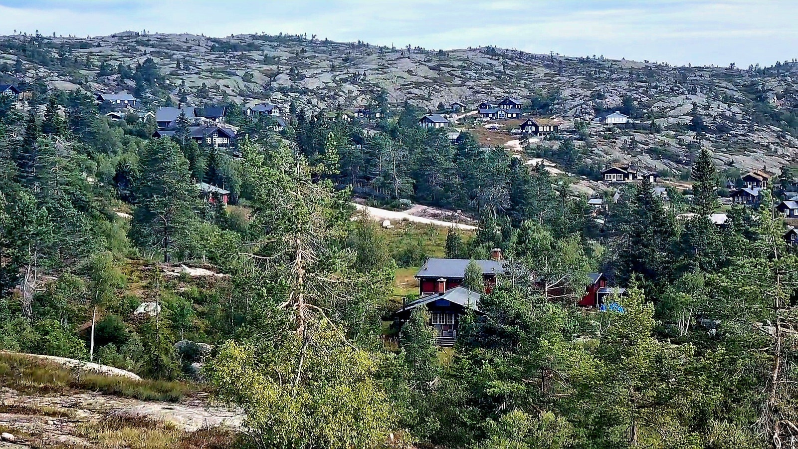 Hytta er den i forgrunnen Galleribilde