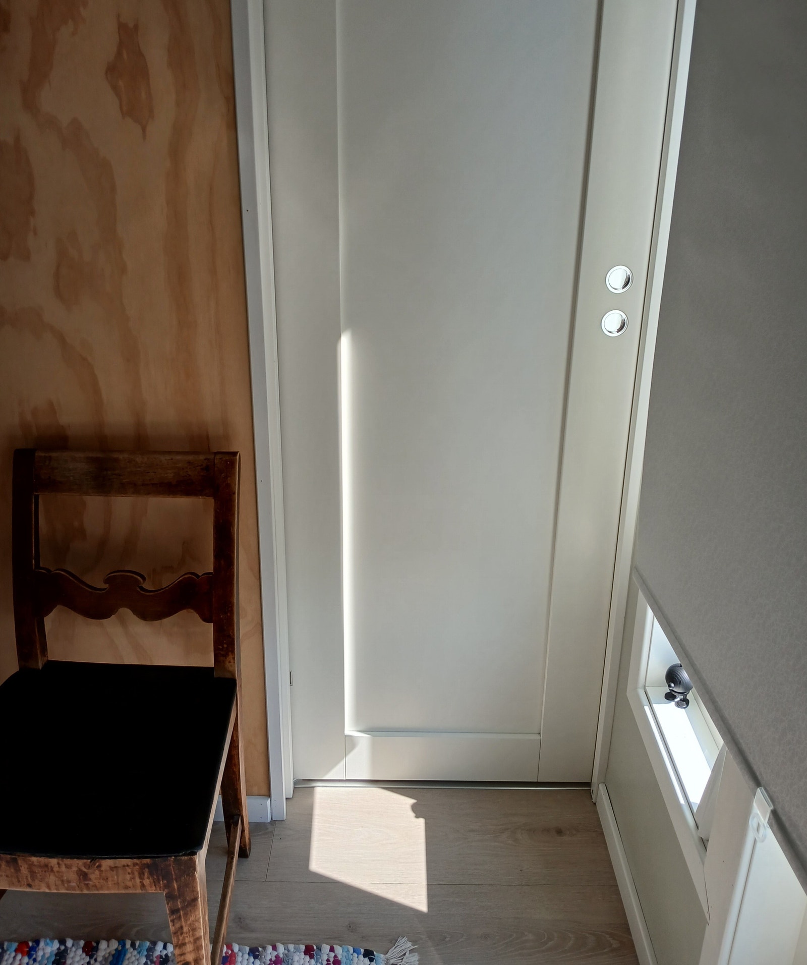 Inngang (skyvedør) til soverom fra stuen. Galleribilde