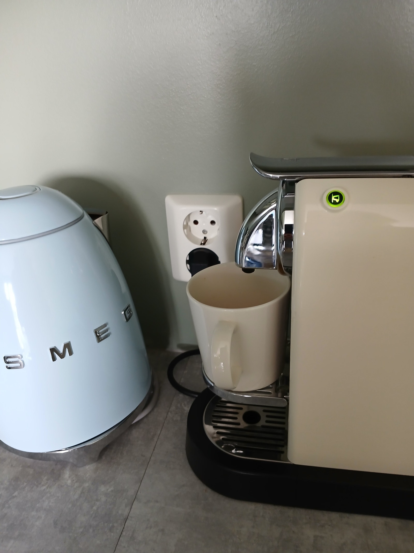 Kjøkkenet har vannkoker og brødrister av merket Smeg, samt Nespresso kaffemaskin. Galleribilde