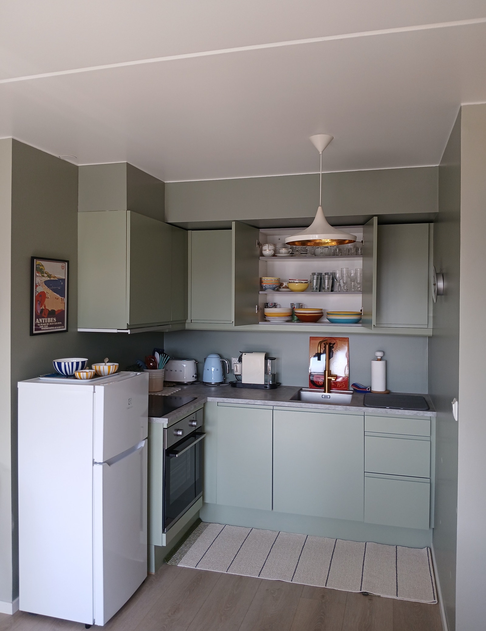 Kjøkkenet har integrert komfyr og kjøleskap med liten fryserdel.
Alt kjøkkenutstyr tilgjengelig. Galleribilde