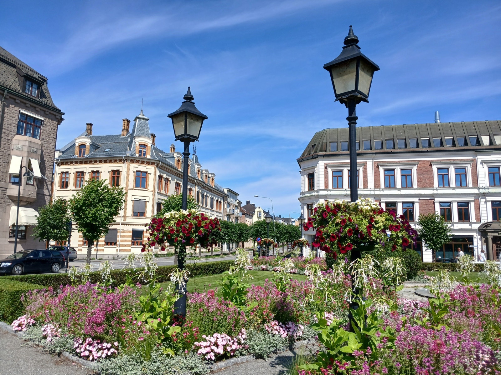 Den flott beplantede jernbaneparken, like ved leiligheten. Galleribilde