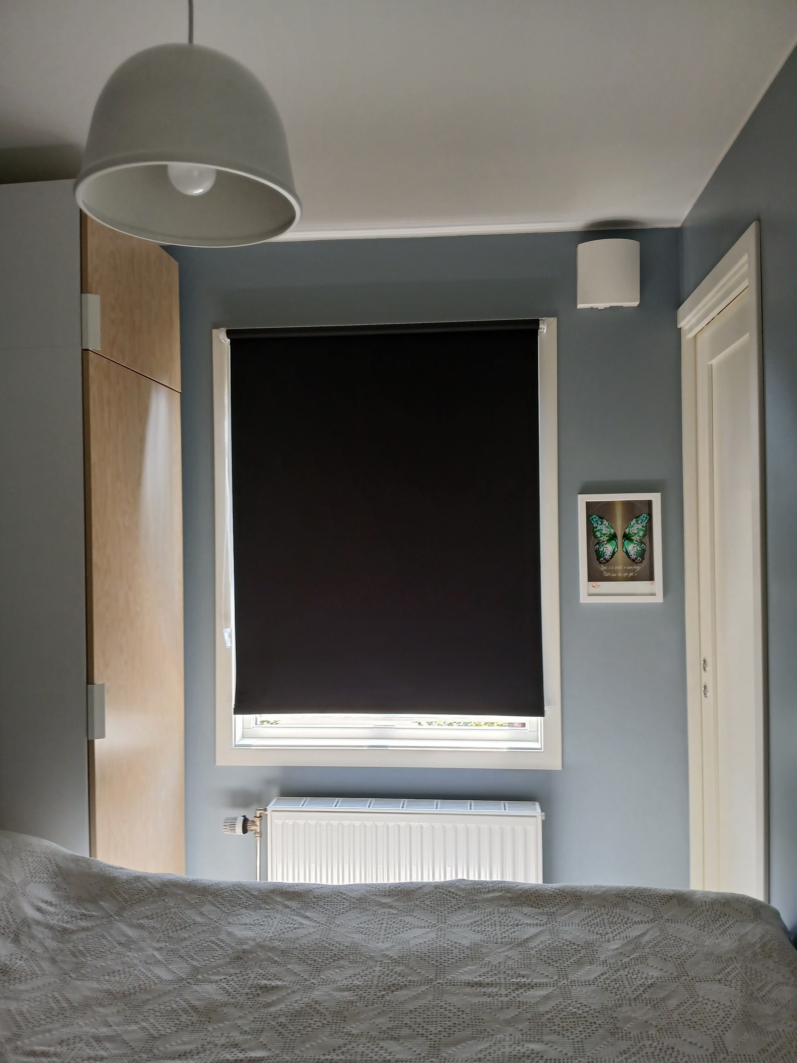 Vindu med lystett rullgardin. Galleribilde