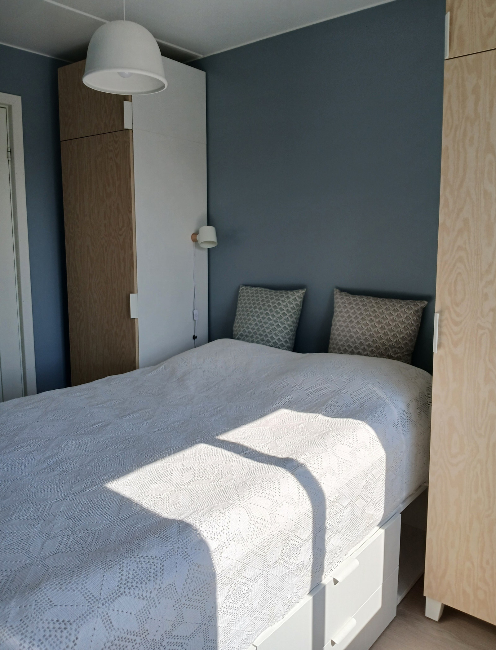 Liten dobbeltseng 140 cm x 200 cm. Garderobeskap på begge sider av sengen, samt skuffeløsning under sengen. Galleribilde