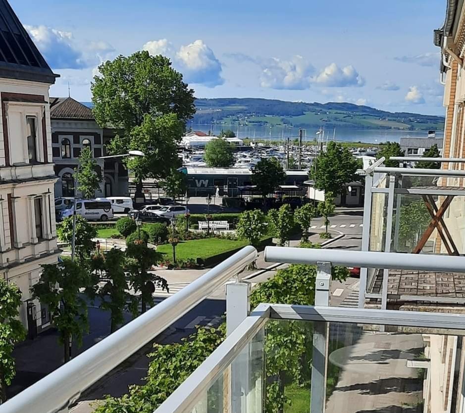Fra balkongen er det nydelig utsikt mot Jernbaneparken, Tjuvholmen, Mjøsa og Helgøya. Galleribilde