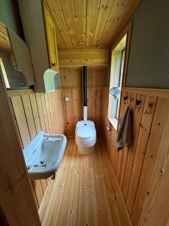 Toalettrom med separett-toalett. Galleribilde