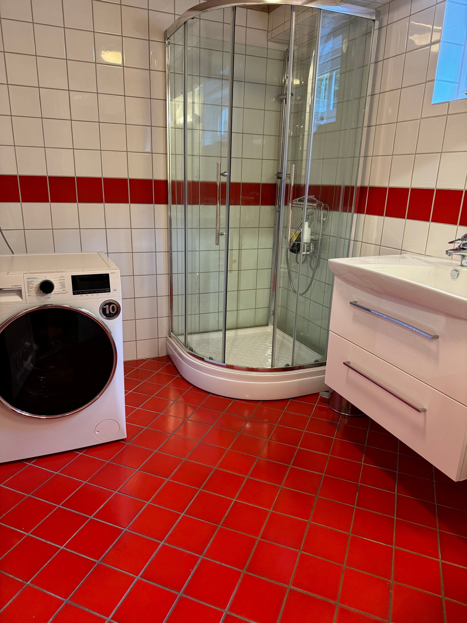 Stort bad med ny kombinert vaskemaskin og tørketrommel. Galleribilde