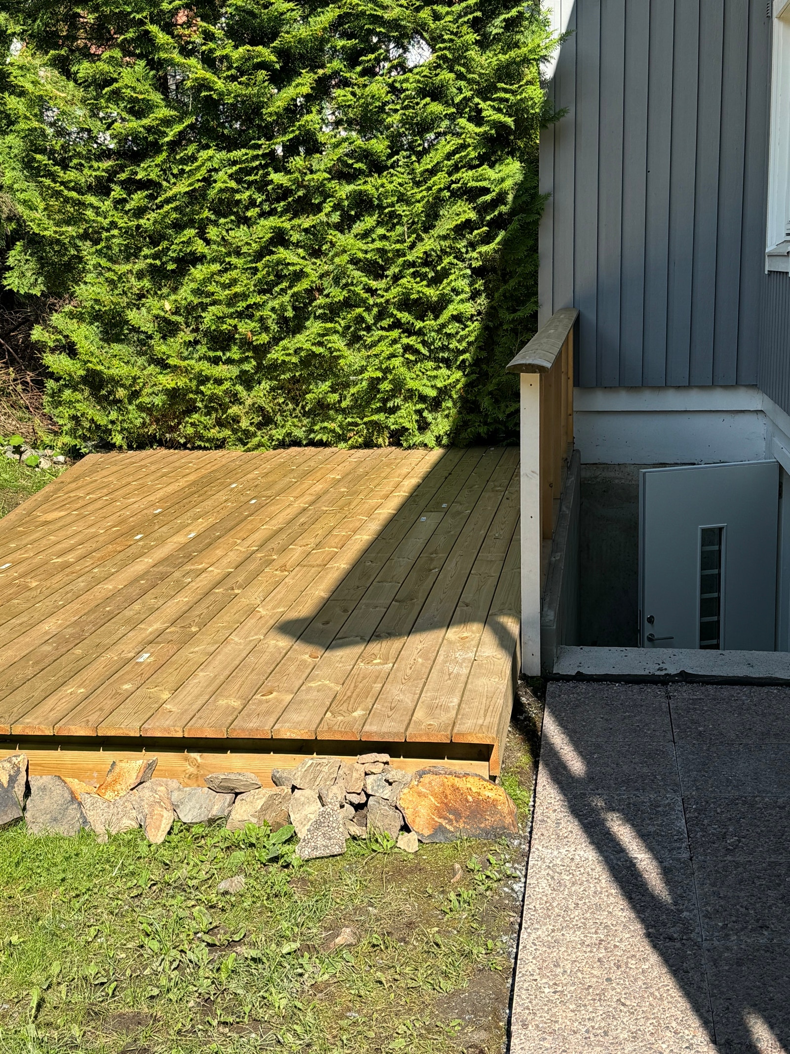 Egen, skjermet og solrik terrasse. Galleribilde