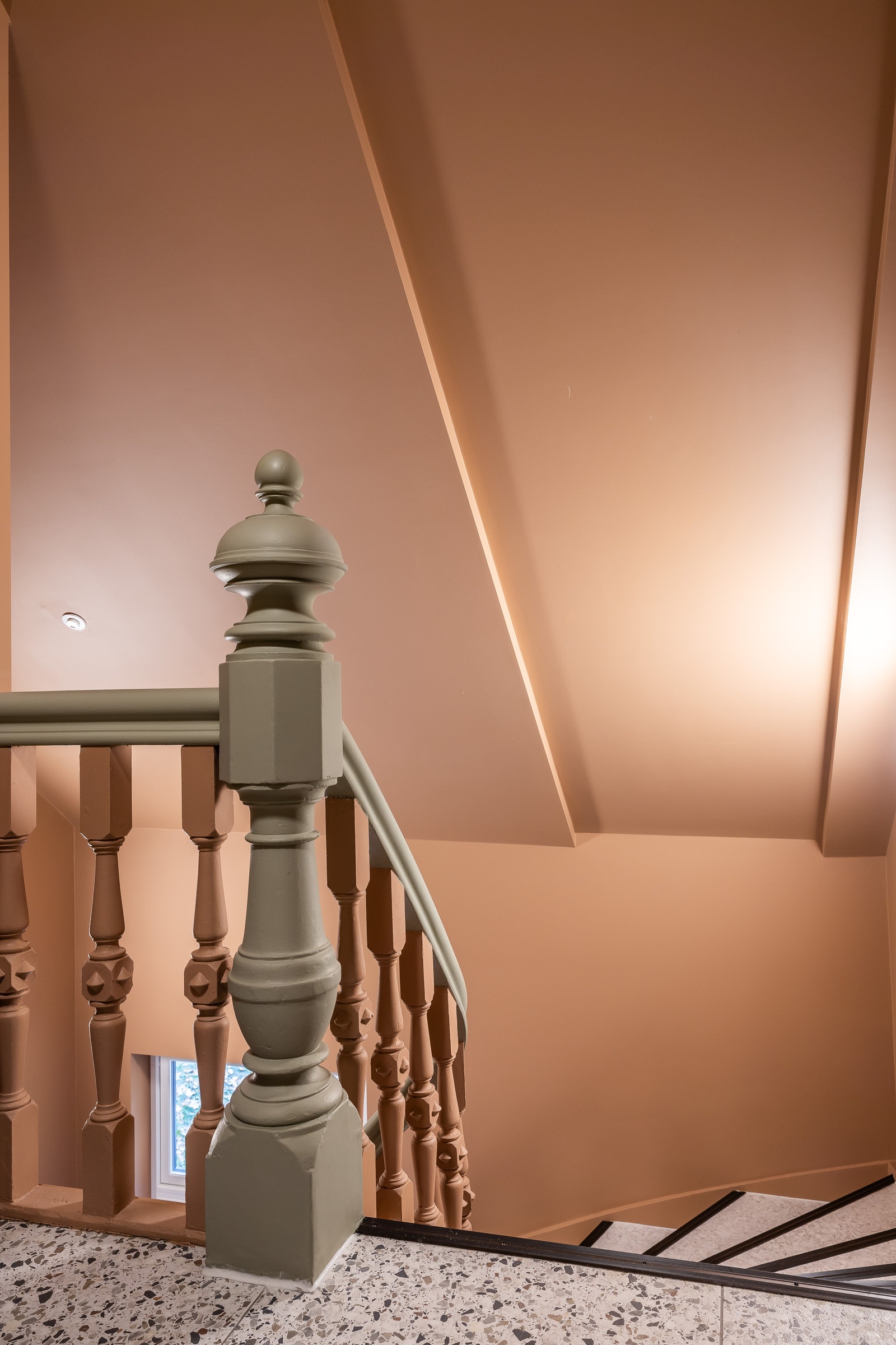 Flott trappegang med tidsriktige farger Galleribilde