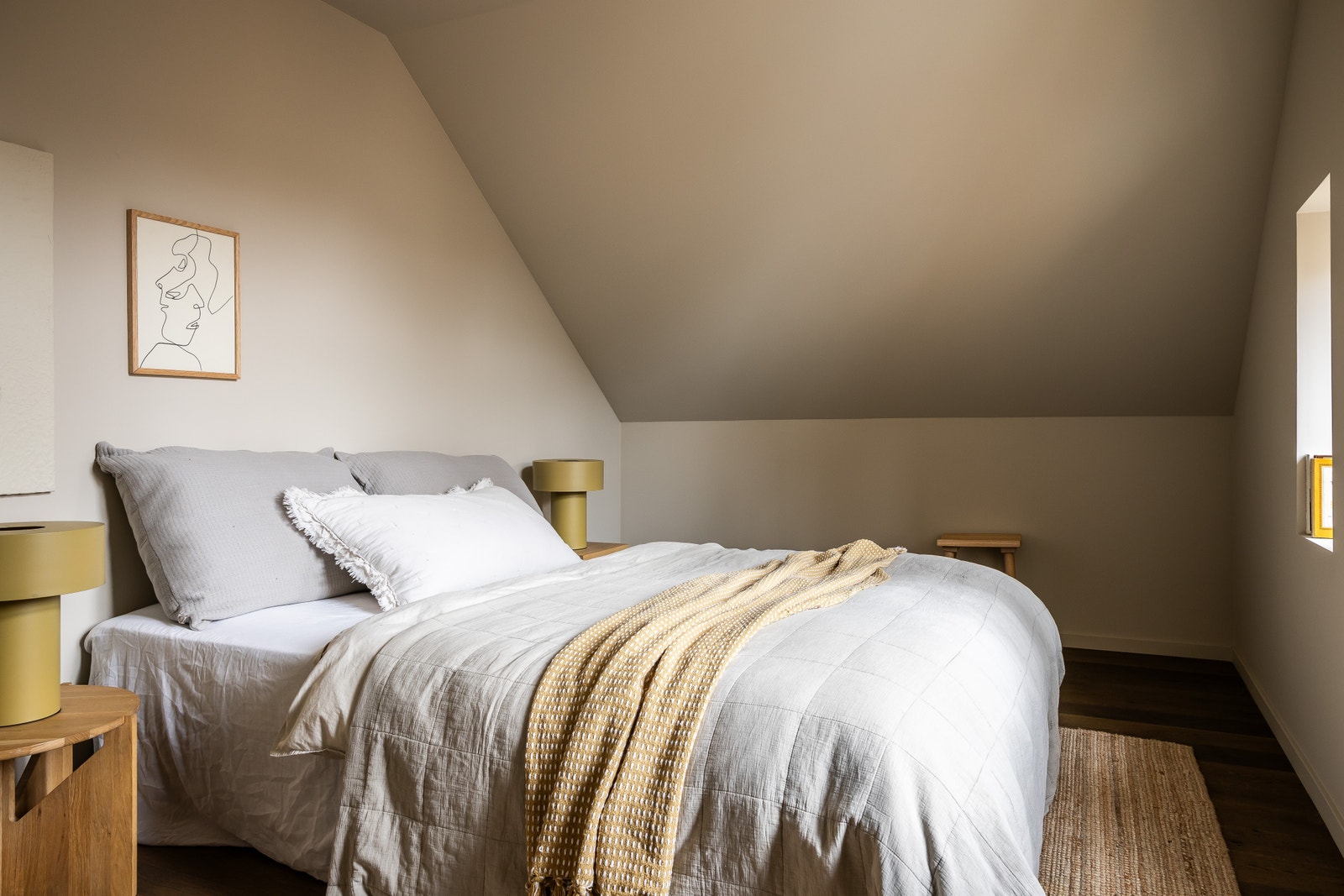 Soverom med plass til både dobbeltseng og garderobeskap Galleribilde