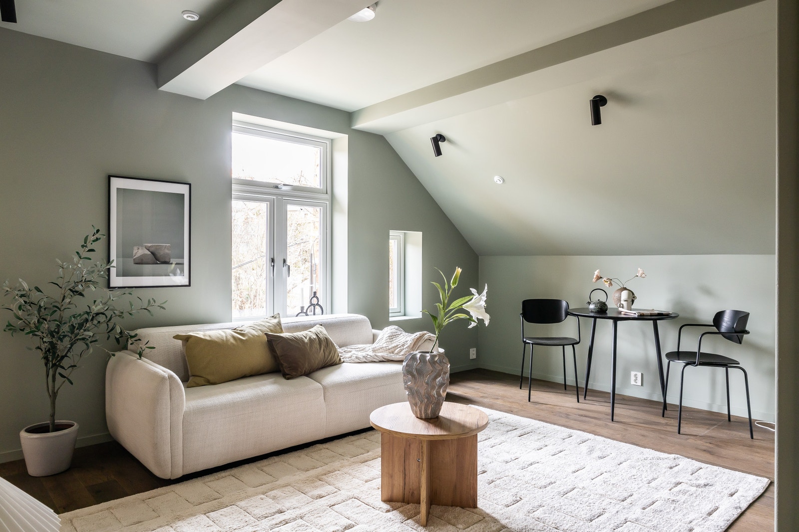 Stue med plass til liten spisegruppe Galleribilde