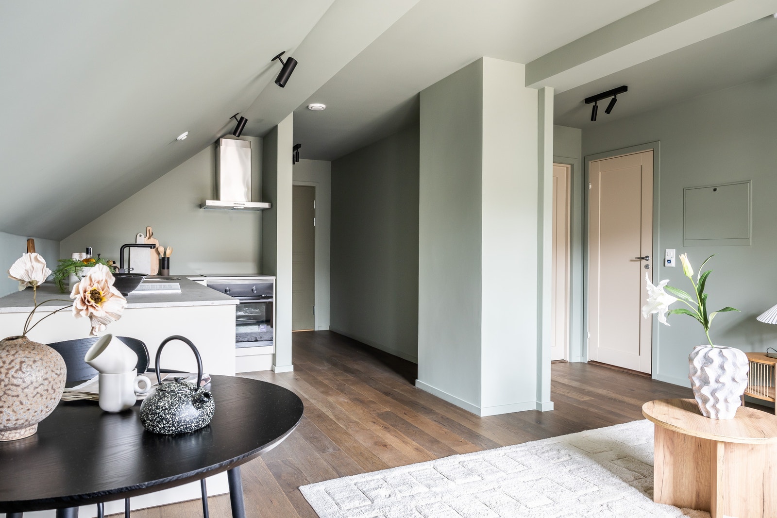 Egen inngang med gang rett innenfor døren. I gangen står et garderobeskap med speildører. Det er også satt inn en romslig frittstående fryser. Galleribilde