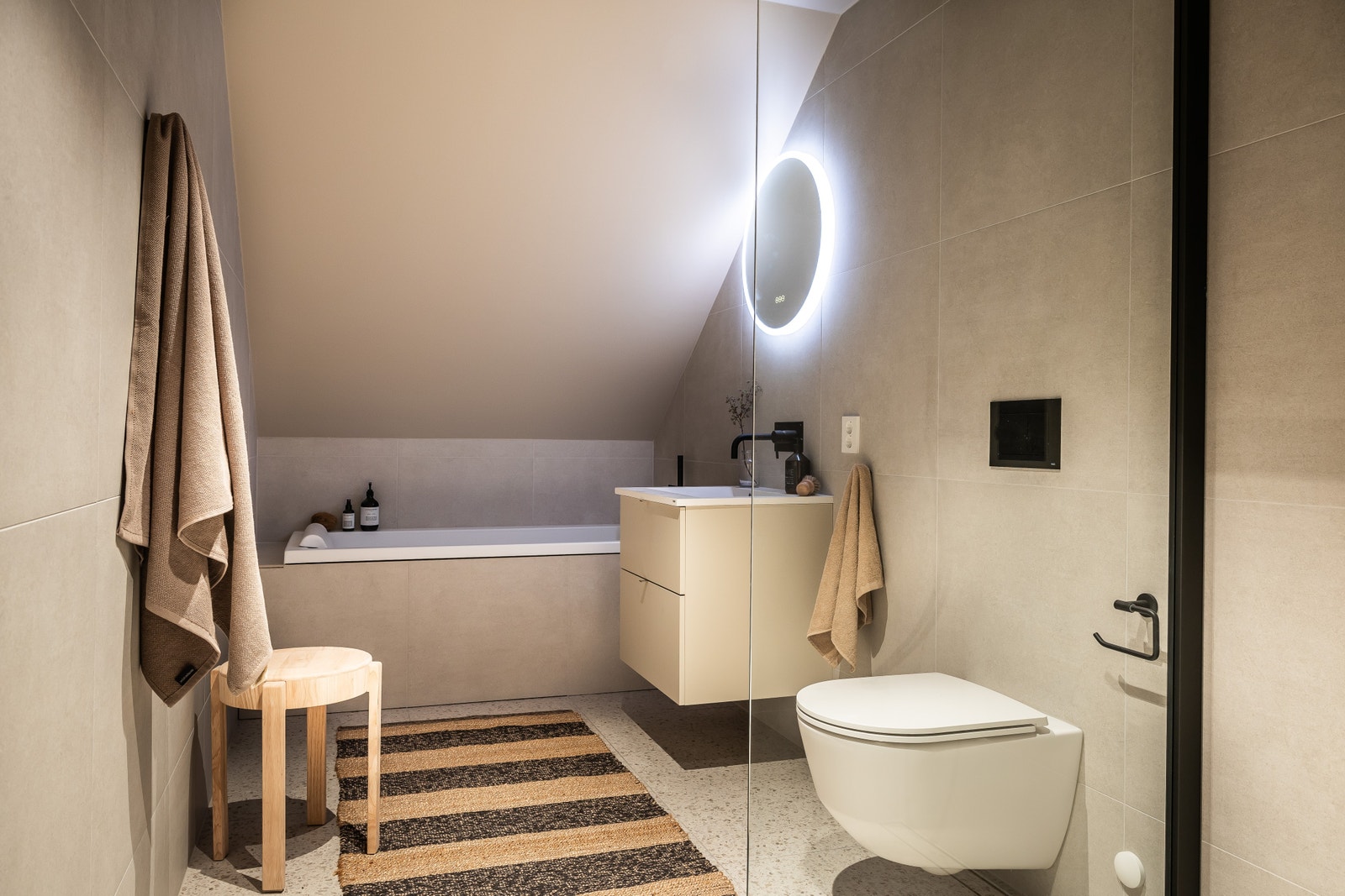 Stort lekkert bad med både regndusj og badekar Galleribilde