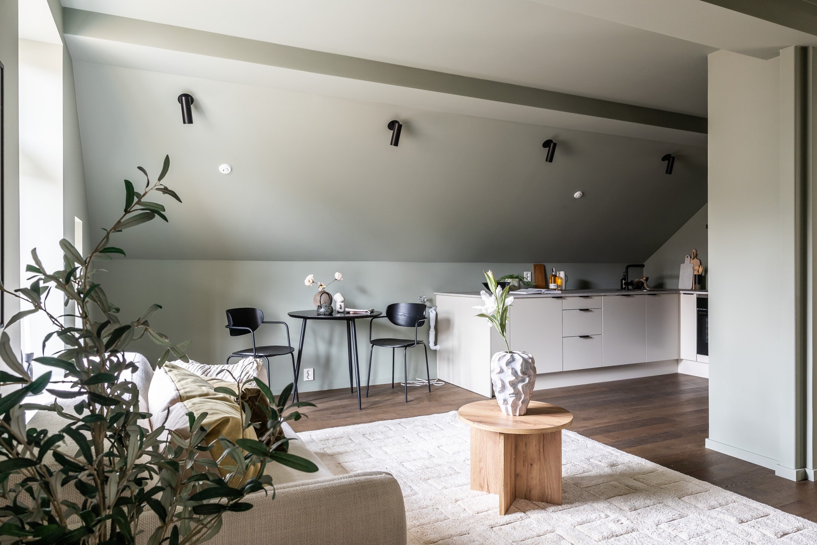 Kombinert vaskemaskin og tørketrommel er satt inn ved siden av kjøkkenbenken Galleribilde