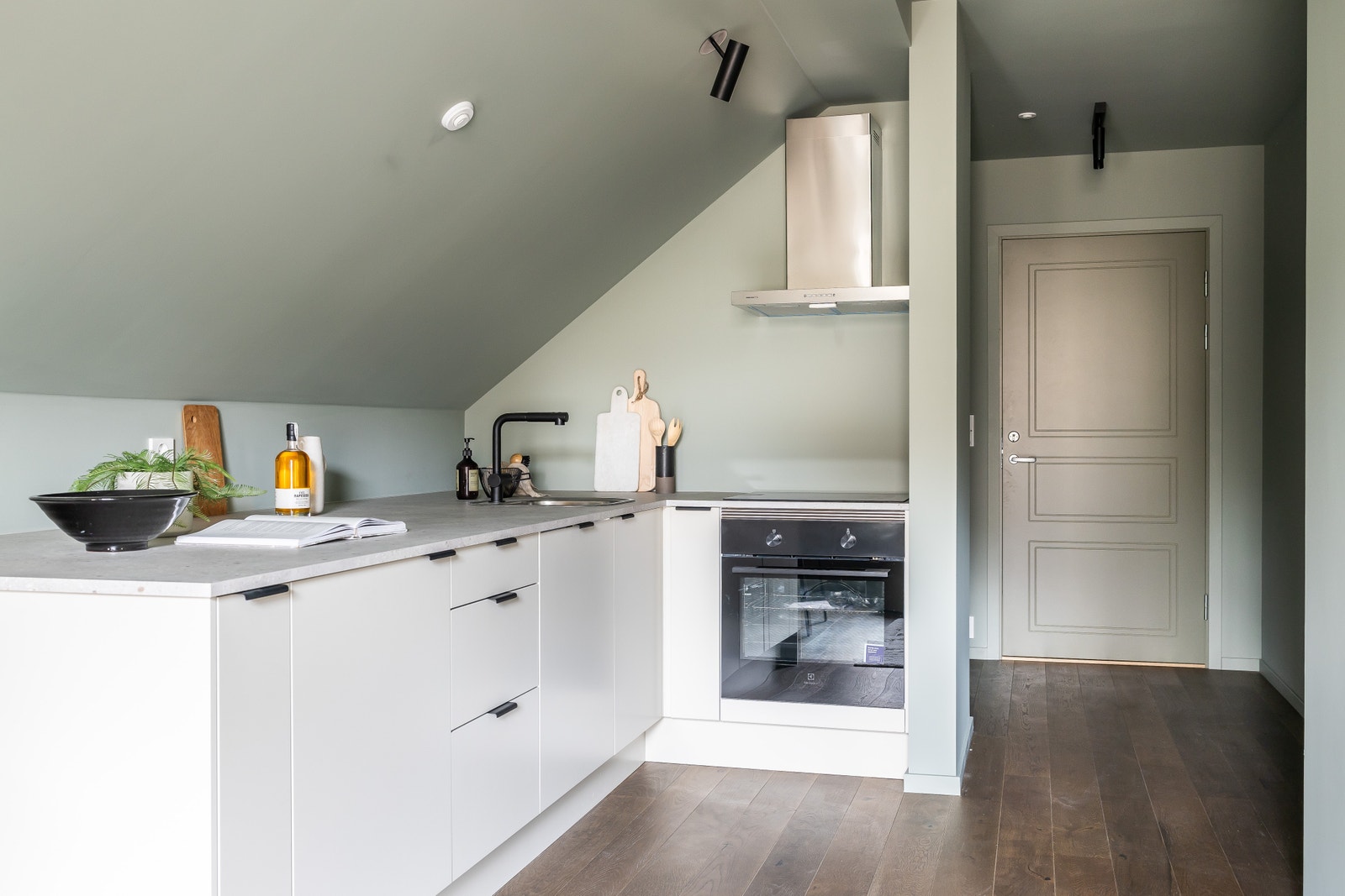 Nytt kjøkken med stekeovn, oppvaskmaskin, kjøleskap og frittstående fryser Galleribilde