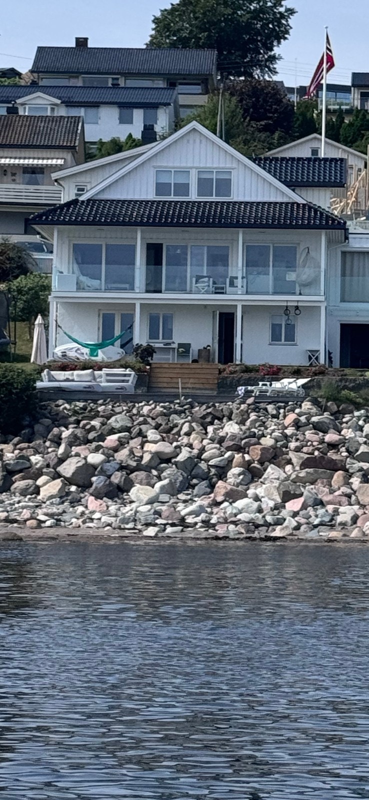 Huset sett fra sjøen Galleribilde